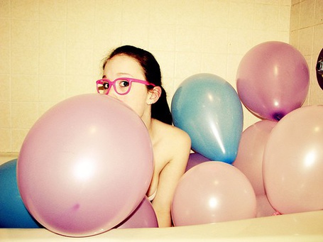 в очках с воздушными шарами, картинка Девушка в очках с воздушными шарами, ...