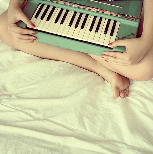 Фото Девушка с маленьким пианином