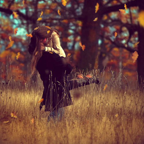 Фото Парень и девушка целуются в осеннем лесу