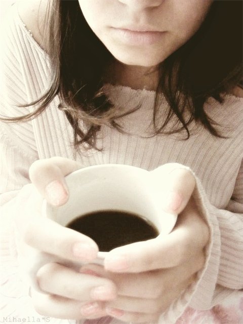 Фото Девушка с чашкой чёрного кофе