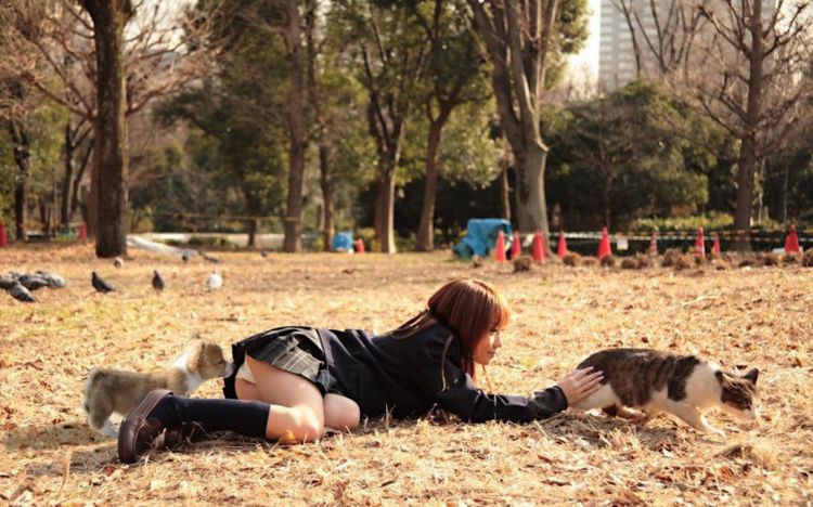 Фото японка отдыхает в парке со своими животными