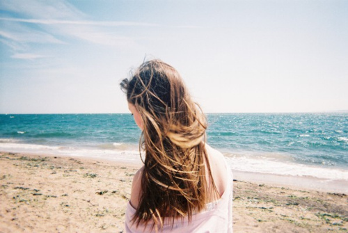 Фото на берегу моря девушки со спины