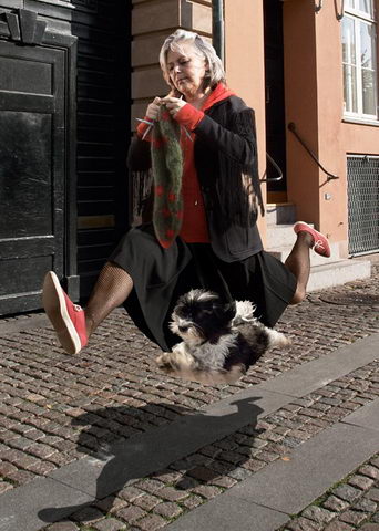 Фото Бабулька вприпрыжку бежит рядом со своей собачонкой, и даже успевает на ходу вязать