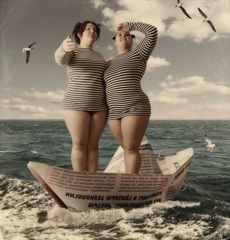 Фото Две полные девушки в кораблике из газеты смотрят в даль ,  противоположную от моря...