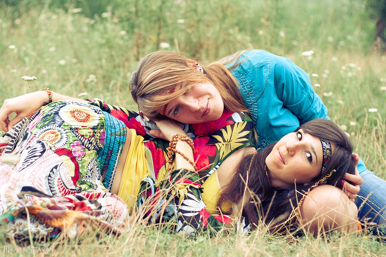 Фото Две подруги лежат на траве
