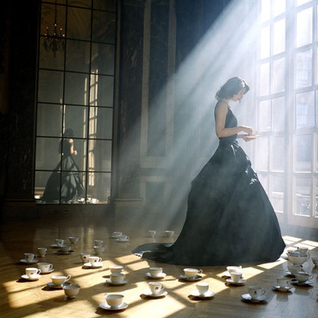 Картинки женщина у окна со свечой
