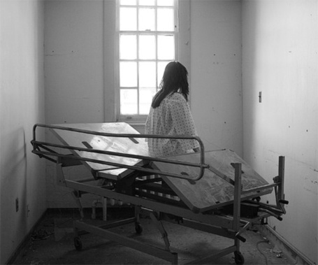 Фото Девушка в психиатрической больнице на поломоной кровати