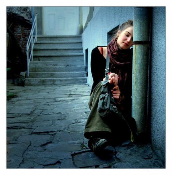 Фото Девушка грустит во дворе возле трубы