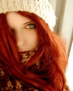 Фото Рыжая девушка в белой  шапке