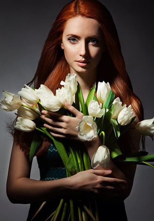 Фото девушка с белыми цветами