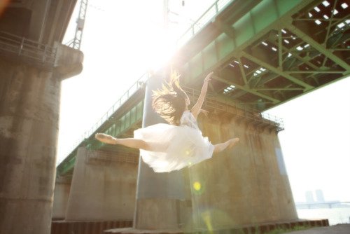 Фото Балерина прыгает через мост