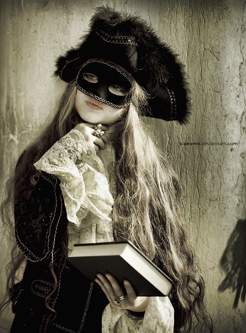 Фото Девушка в чёрной маске и книгой