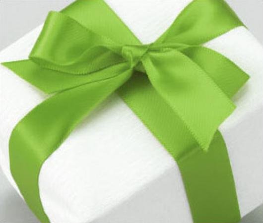 Фото Белый подарок с зелёной лентой
