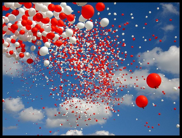 Фото Белые и красные шары в небе