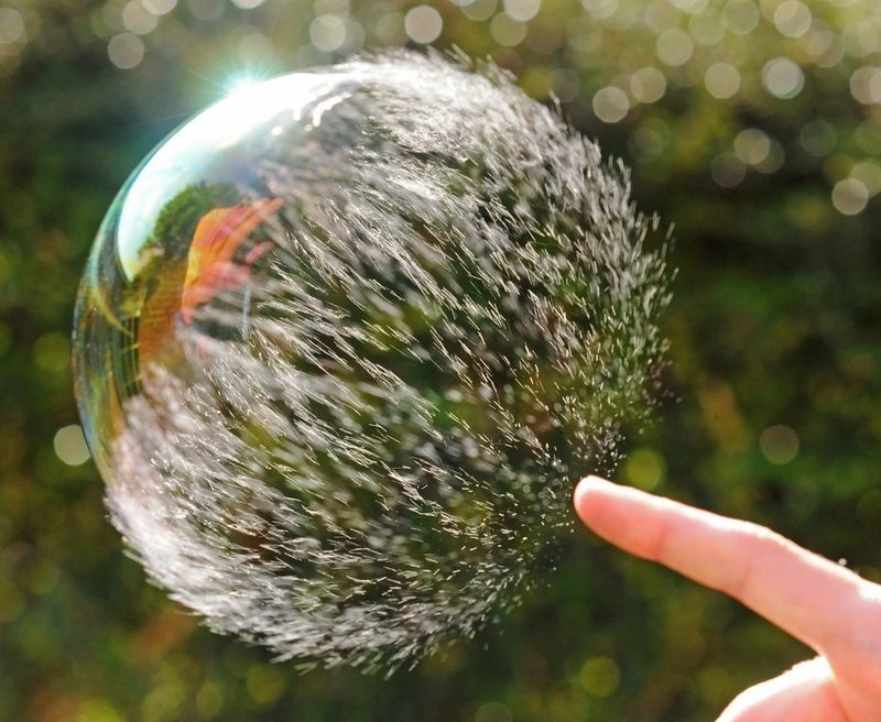 Фото Момент исчезновения мыльного пузыря