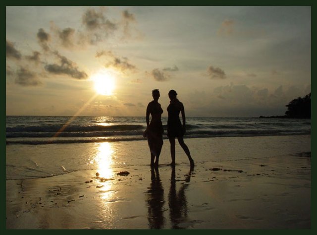 Фото Влюблённая пара на берегу моря во время заката
