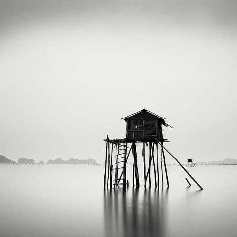 Фото Одинокая хижина посреди озера