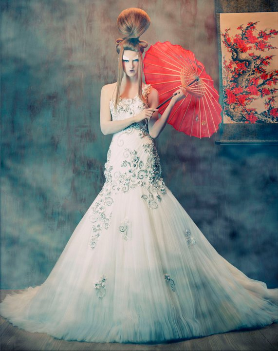 Фото Гейша с красным зонтом в свадебном платье