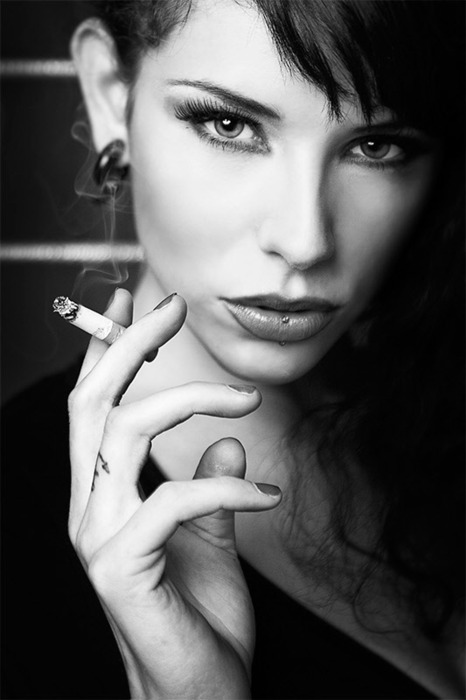 Фото Девушка с сигаретой и пирсингом