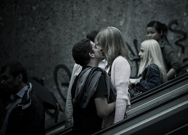 Фото Поцелуй на эскалаторе среди толпы людей