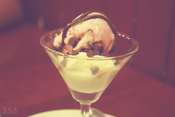 Фото Десерт:Мороженное пломбир и мороженное пломбир,политое сиропом и шоколадом,с шоколадными кусочками