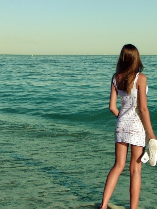 Фото на берегу моря девушки со спины