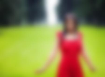 Фото Девушка с влажными волосами и в мокром красном платье,на природе