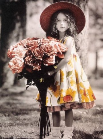 Фото Девушка в ярком платье с огромным букетом цветов