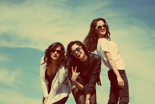 Фото Три веселых девушки в очках на фоне неба