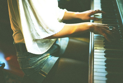 Картинки девочка за фортепиано