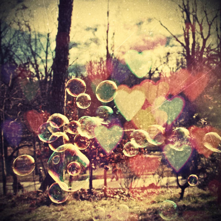 Фото Мыльные пузыри и сердечки на фоне природы