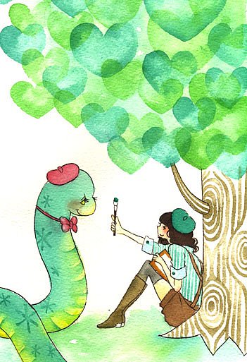 Фото Девушка показывает кисточку огромной змее