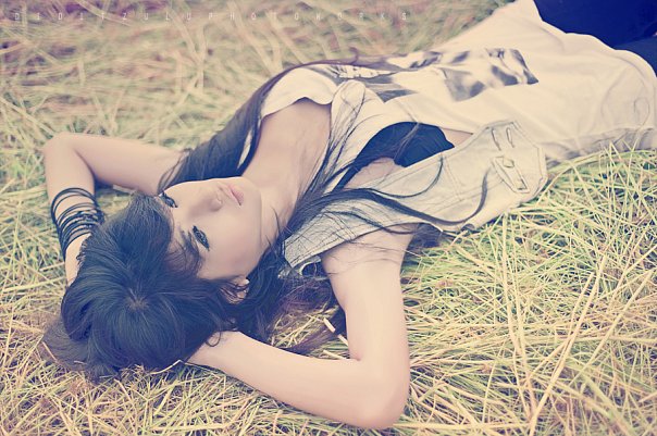 Фото Девушка лежит на траве