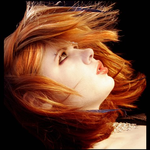Фото Девушка с рыжими волосами и пирсингом
