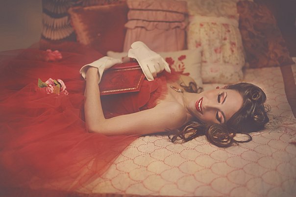 Фото Девушка в красном платье с красной книгой