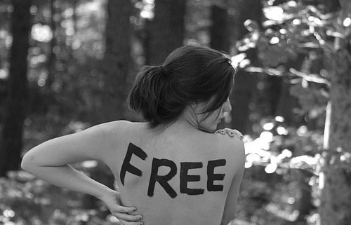 Фото Девушка с надписью FREE на спине
