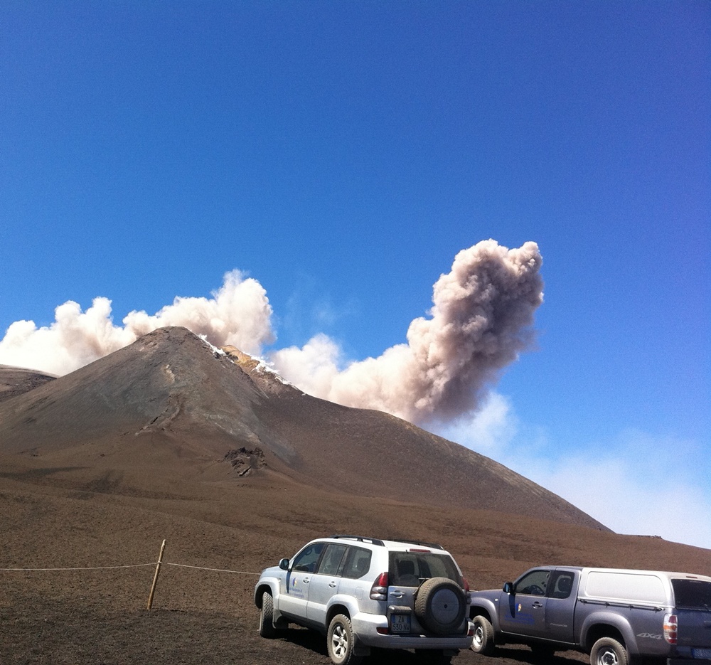 Фото Машины едут к вулкану