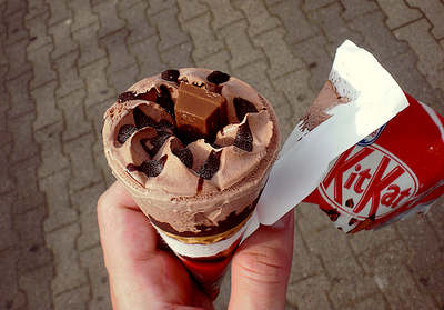 Фото Шоколадное мороженное 'Кит-кат',политое шоколадом,внутри с батончиком 'Кит-кат'