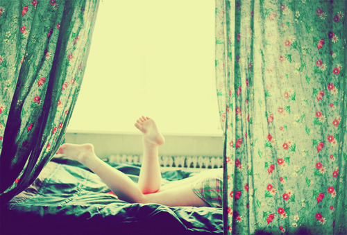Фото Девушка лежит на кровати за ширмой