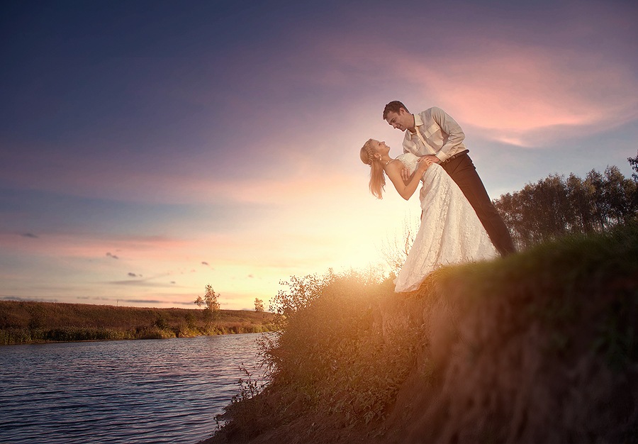 Фото Жених и невеста на берегу реки