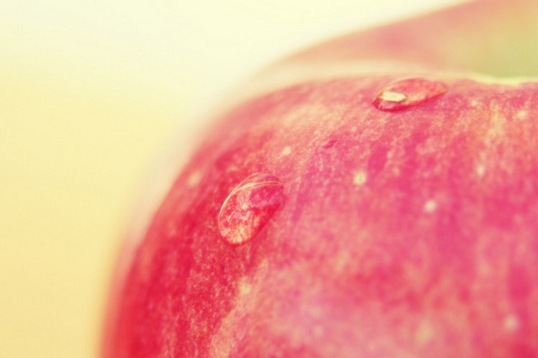 Фото Красное яблоко с каплями воды