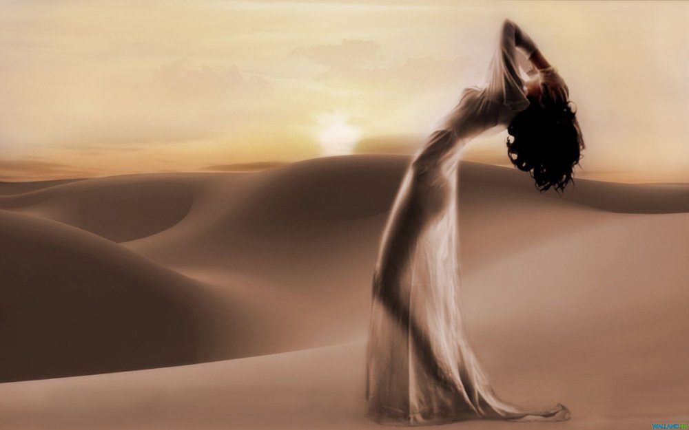 Фото Девушка в прозрачном платье посреди пустыни
