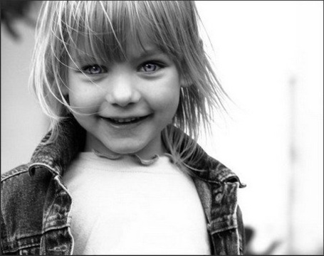 Фото Милая девочка около занавесок, фотограф Marina Pershina 2012 милая