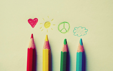 Фото Карандаши и нарисованные сердечко, солнце, пасифик (символ мира ...