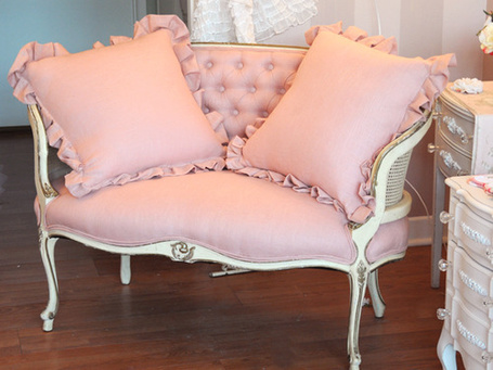Розовое кресло для спальни