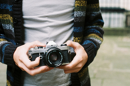Фото Парень держит фотоапарат
