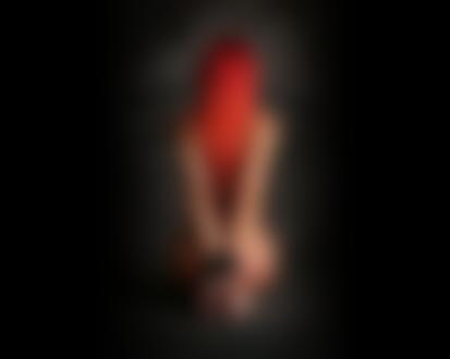 Фото Обнажённая девушка с рыжими волосами и связанными руками
