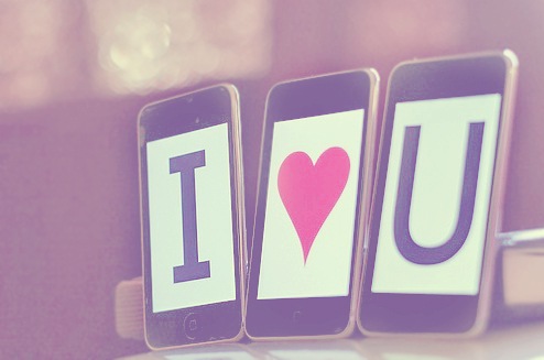 Фото Айподы с картинками с буквами I и U и сердечком (I love you)