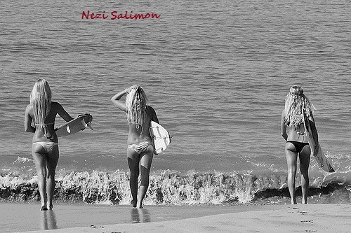 Фото Девушки идут кататься на серфах