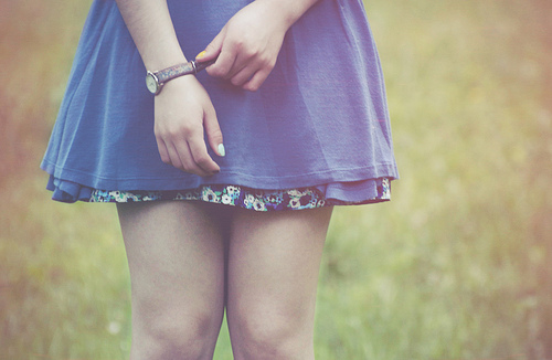 Фото Девушка в коротком синем платье на природе